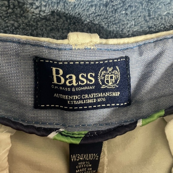 Bass Cream Flat Front Shorts with Classic Elegance - Picture 2 of 4